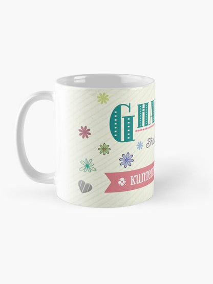 Mug għal binti bi sfond bil-fjuri kuluriti