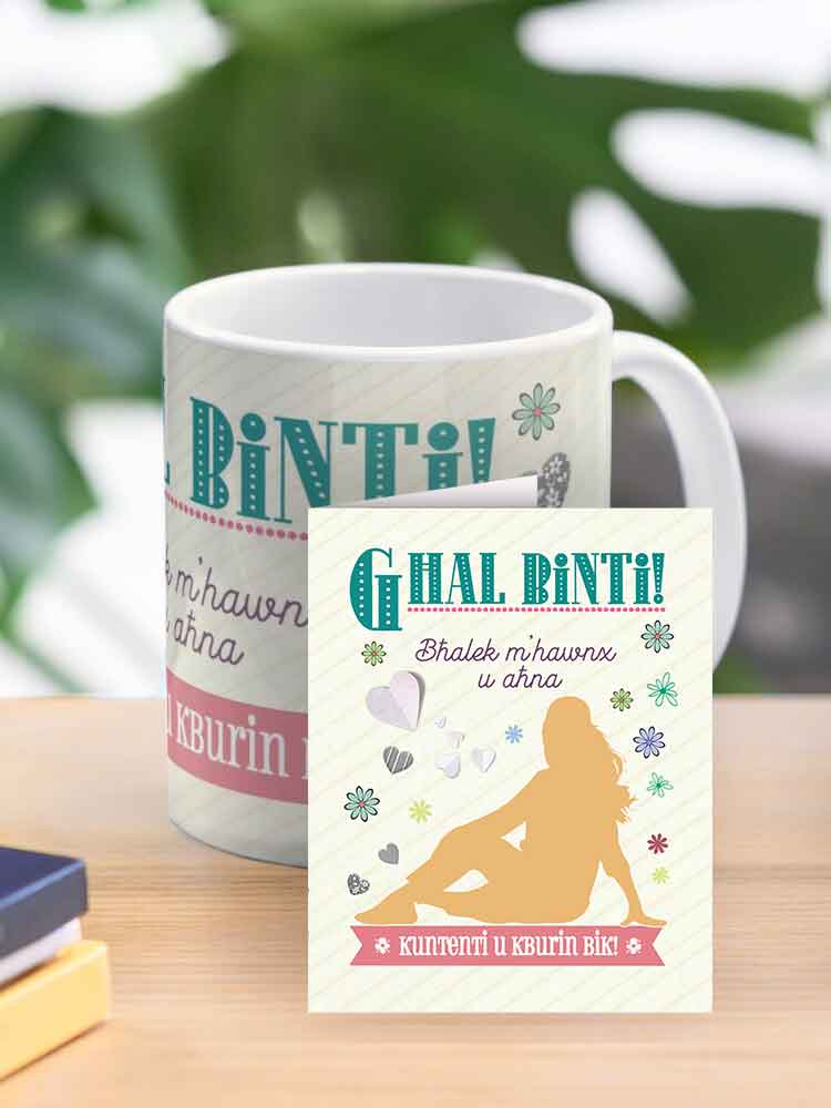 Mug għal binti bi sfond bil-fjuri kuluriti