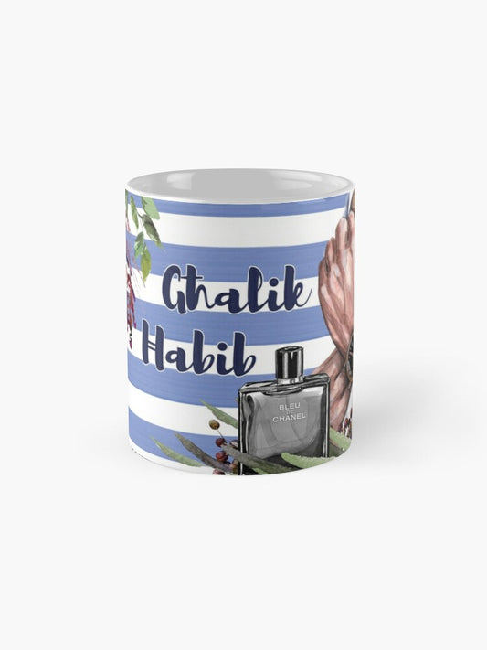 Mug għall-Ħabib bir-rigi blu b'idejn ta' raġel fl-isfond