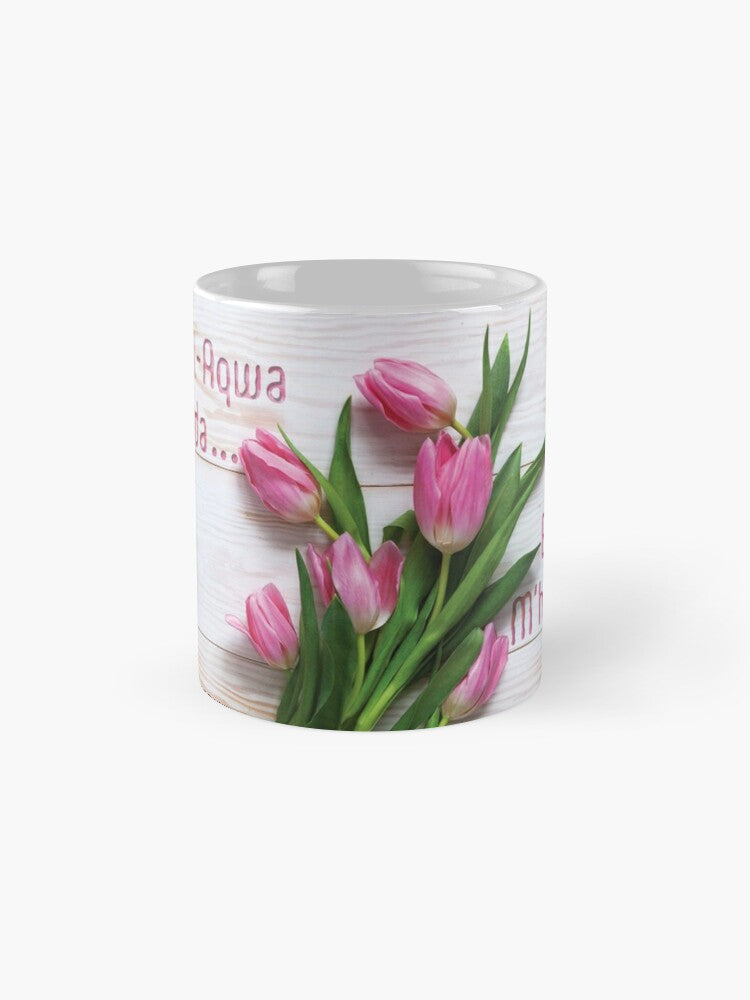 Mug għall-Mara bit-tulipani fuq sfond tal-injam