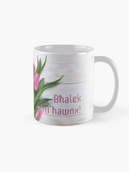 Mug għall-Mara bit-tulipani fuq sfond tal-injam