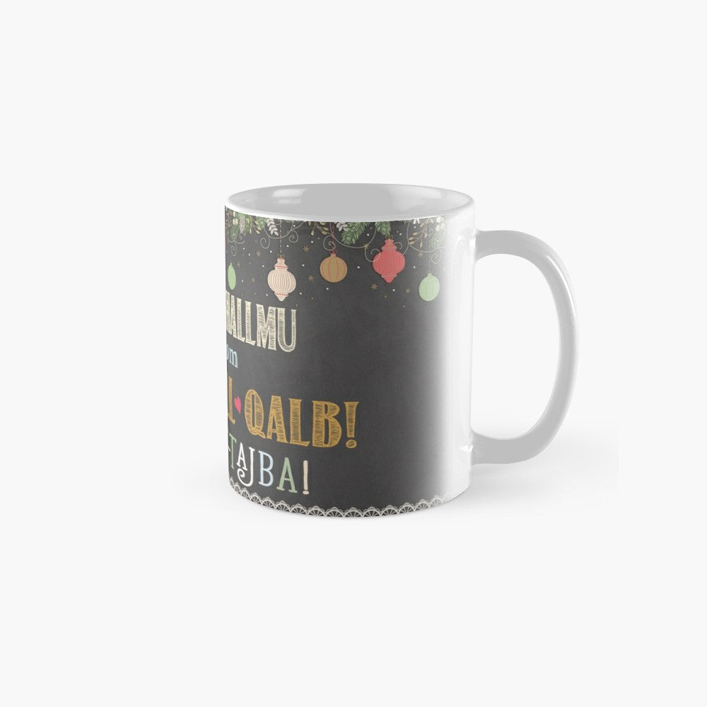 Mug tal-Milied għall-Għalliema fuq sfond iswed bit-tiżjin