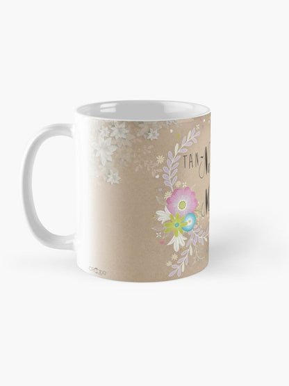 Mug tan-Nanna Helu Manna fuq sfond tal-kartun