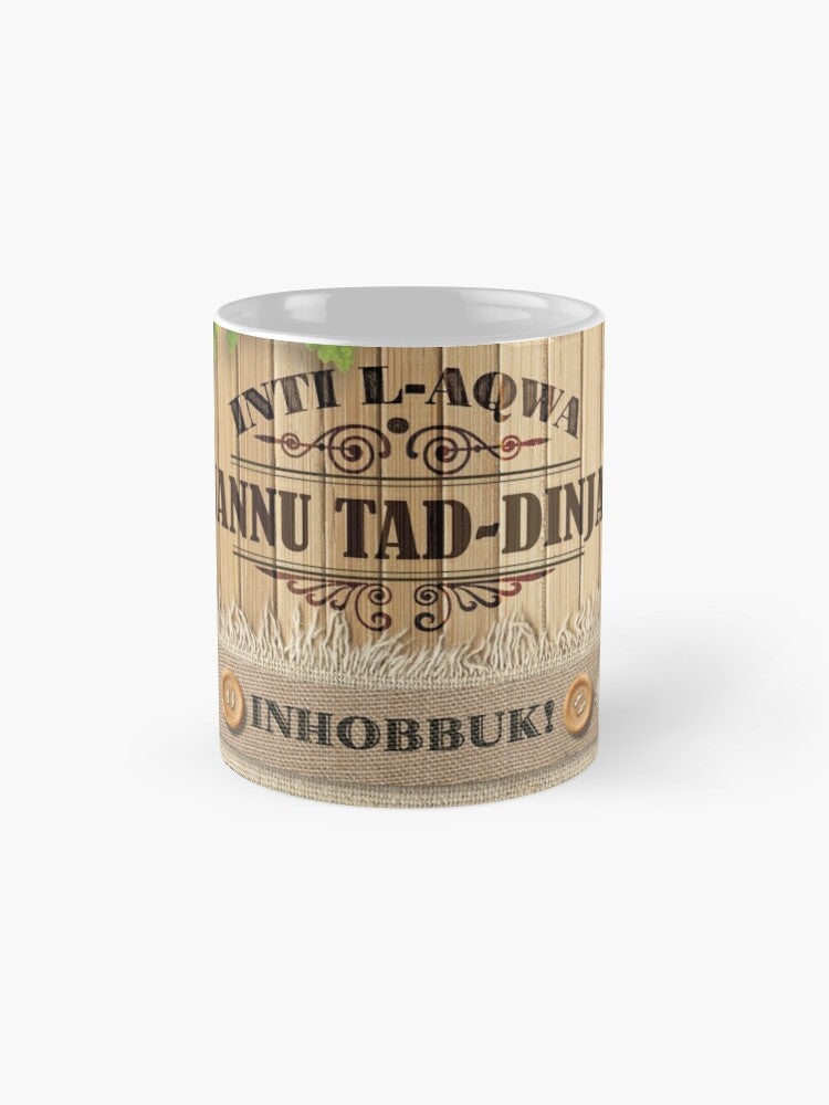 Mug għan-Nannu bi sfond tal-injam