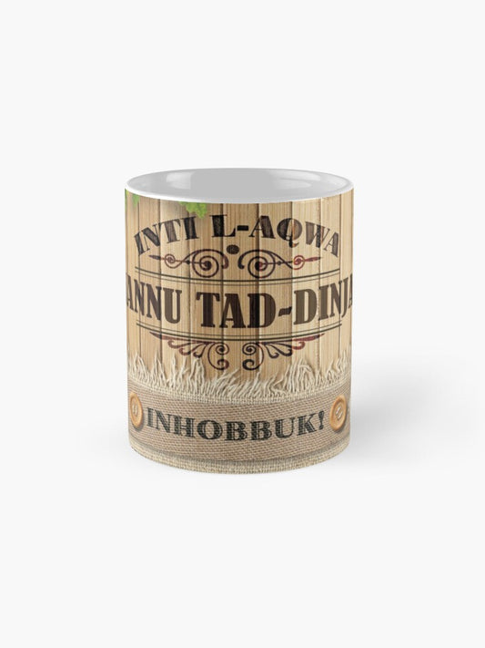 Mug għan-Nannu bi sfond tal-injam