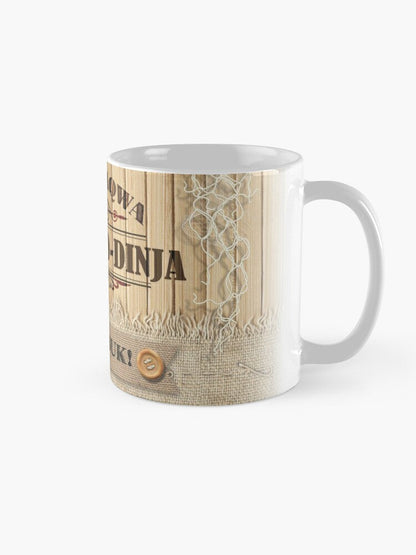 Mug għan-Nannu bi sfond tal-injam