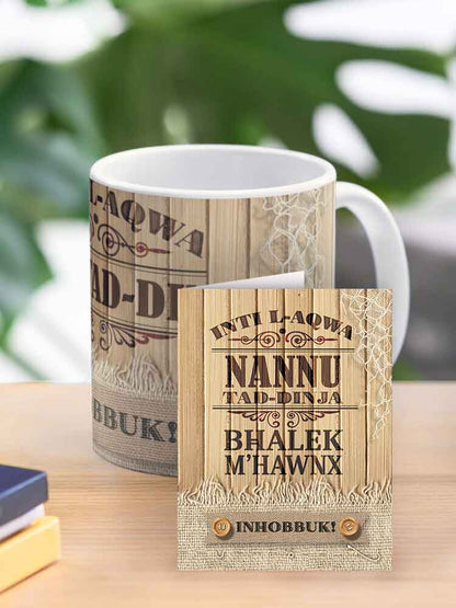 Mug għan-Nannu bi sfond tal-injam