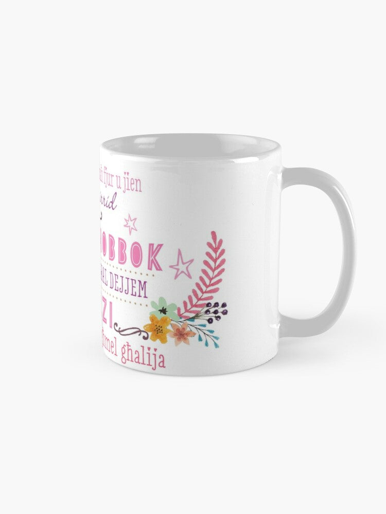 Mug għall-Omm bil-kliem fl-isfond