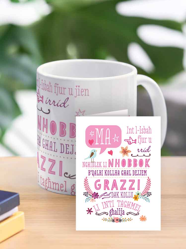 Mug għall-Omm bil-kliem fl-isfond