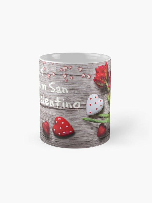 Mug għall-maħbubin bil-ward aħmar fuq sfond tal-injam