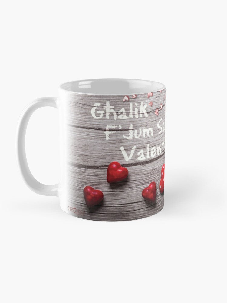 Mug għall-maħbubin bil-ward aħmar fuq sfond tal-injam