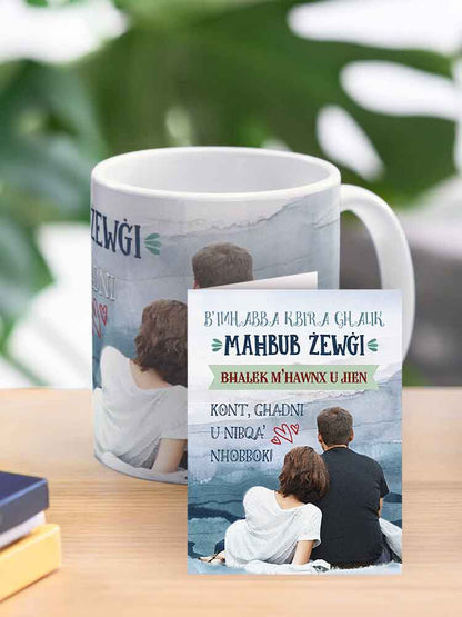 Mug biex jingħata mil-mara  għal żewġha b'koppja fl-isfond